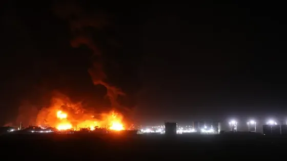 اندلاع حرائق جراء استهداف مصفاة ميناء الأحمدي في الكويت بمسيّرات