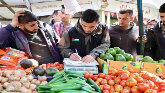 إجراءات صارمة بحق المتلاعبين بالأسعار ورافضي العملات المهترئة في غزة