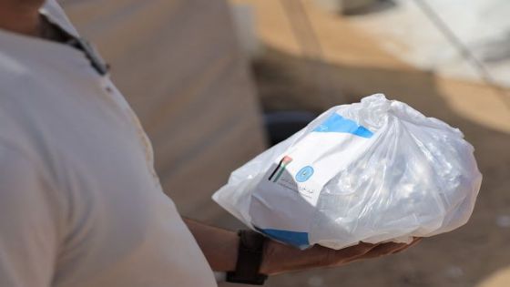 الحملة الأردنية والهيئة الخيرية توزعان وجبات في جنوب غزة