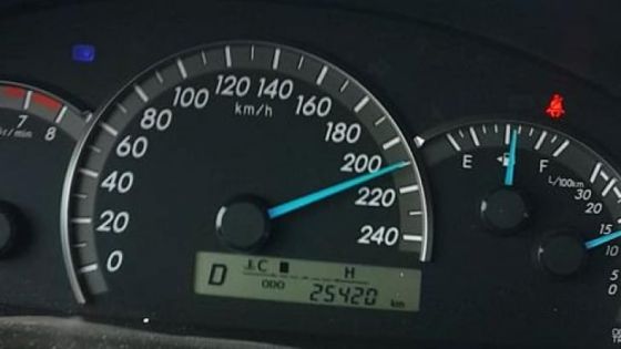 ضبط مركبة تسير بسرعة جنونية على طريق الأزرق