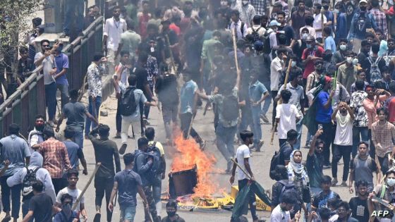 Anti-quota protesters clash with the police in Dhaka on July 18, 2024. - Bangladesh students vowed on July 18 to continue nationwide protests against civil service hiring rules, rebuffing an olive branch from Prime Minister Sheikh Hasina who pledged justice for seven killed in the demonstrations. (Photo by MUNIR UZ ZAMAN / AFP)