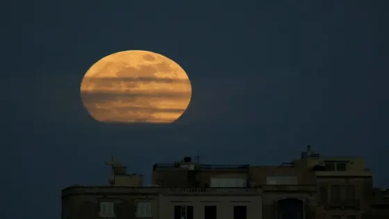 سماء المملكة على موعد مع خسوف كلي نادر للقمر