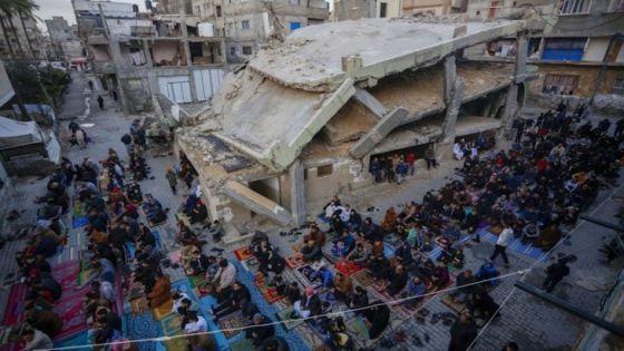 الفلسطينيون يؤدون صلاة عيد الأضحى على أنقاض المساجد المدمرة في غزة