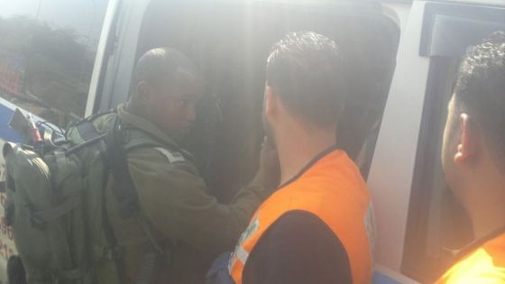 شاهدوا : جنود إسرائيليون يعتدون بوحشية على جريح فلسطيني