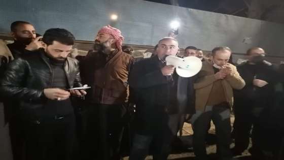 عشرات المعلمون ينظمون مسيرة في الكرك امام مبنى المحافظة