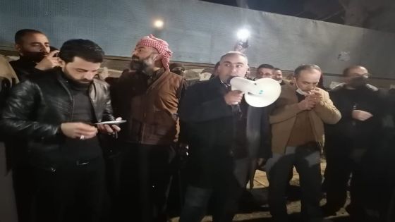 عشرات المعلمون ينظمون مسيرة في الكرك امام مبنى المحافظة