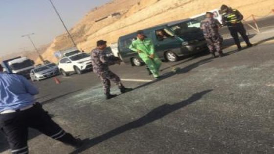 حادث كسر “الدنجل” يتسبب في سقوط حمولة مركبة على طريق العدسية