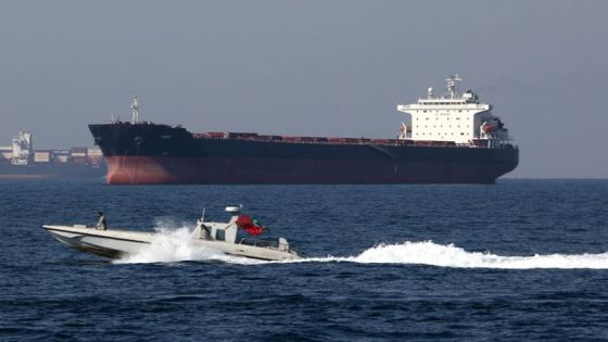 مواجهة بين الحرس الثوري ومدمرة أمريكية ببحر عمان