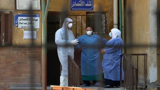 الحكومة المصرية تحذر: منحنى إصابات كورونا يتصاعد بسرعة