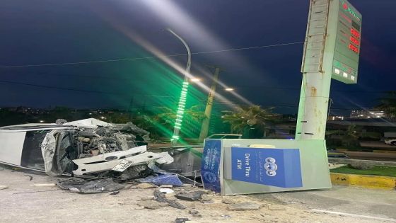 تدهور مركبة واصطدامها بصراف آلي داخل محطة محروقات في إيدون