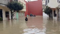 غمرت المياه المنازل والأحياء.. المنصات توثق غرق مدينة القصر الكبير المغربية