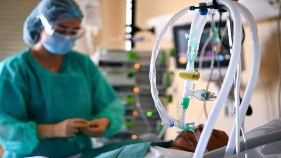 طبيب أردني يحذر من تكرار الكارثة ويطالب بوقف احتكار الأوكسجين