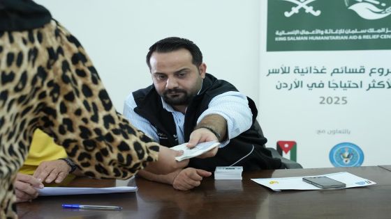 مركز الملك سلمان والهيئة الخيرية يستكملان توزيع القسائم الغذائية في الأردن