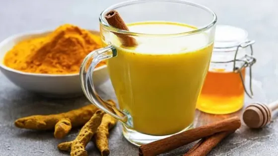 7 أسباب لتناول كوب من حليب الكركم قبل النوم