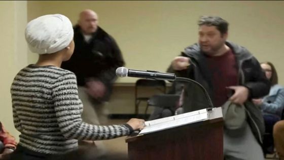 إلهان عمر تتعرض لهجوم بحقنة أثناء اجتماع حول قمع المهاجرين بمينيابوليس