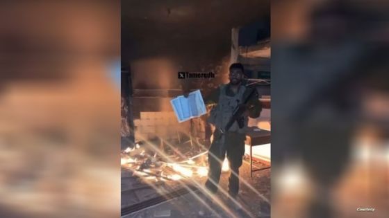 جندي إسرائيلي يحرق القرآن الكريم في قطاع غزة