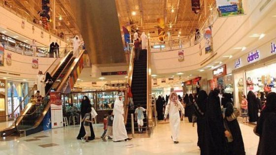 السعودية تمنع غير المحصنين من دخول المراكز التجارية