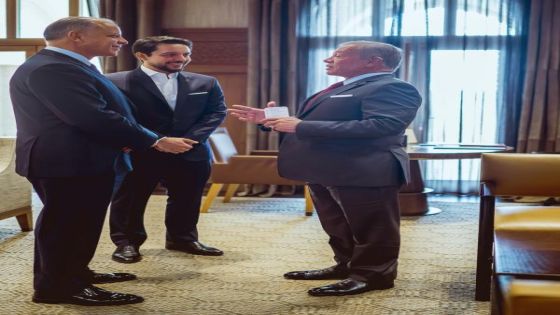 الملك وولي العهد والأمير فيصل قبيل اجتماع السياسات الوطني