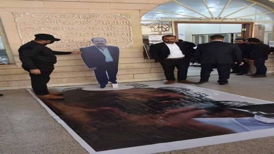 صورة صدّام حسين على أرضية بيت عزاء قاض حاكمه