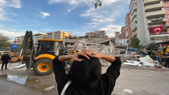 IZMIR, TURKEY - OCTOBER 30: A woman reacts as search and rescue works continue at debris of a building after a quake shook Turkey's Aegean Sea coast, in Izmir, Turkey on October 30, 2020. ( Lokman İlhan - Anadolu Agency )