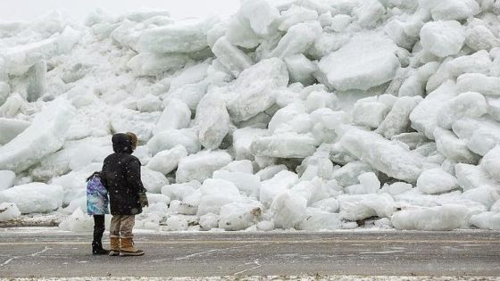 شاهدوا : مدينة روسية تشهد تسونامي جليدي