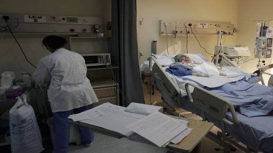 AMMAN, JORDAN - NOVEMBER 11: Jordanian doctors treat Fatheyoh Da'as, 41-years-old recovers in her hospital bed at the Jordanian Hospital on November 11, 2005 in Amman, Jordan. Fatheyoh Da'as was one of the victims injured on wednesday during one of the three suicide attacks that killed at least 56 people and injured hundreds in three western hotels in the Jordanian capital Amman. (Photo by Marco Di Lauro/Getty Images)