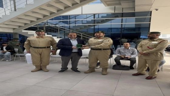 أردني يعثر على 200 ألف درهم ويسلمها .. وشرطة دبي تكرمه