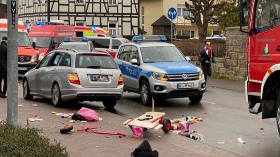 سيارة تدهس حشدا في برلين وتصيب عددا كبيرا من الأطفال