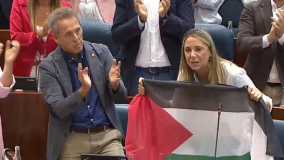 نائبة إسبانية ترفع علم فلسطين بغضب داخل برلمان مدريد وتفسر ألوانه