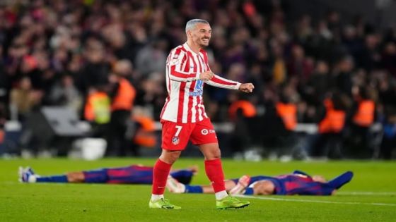 هل الصورة قاسية؟.. غريزمان يسخر من لاعبي برشلونة