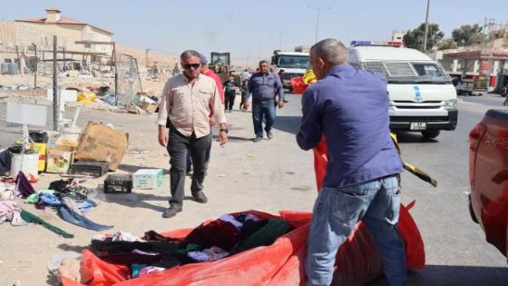 بلدية الزرقاء تزيل بسطات تجارية عشوائية واعتداءات على الأرصفة
