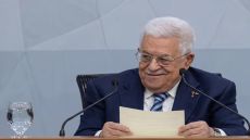 عباس: سنحافظ على اتفاق أوسلو “الخياني” ونرفض أي سلاح خارج السلطة