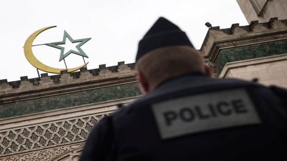 حملة غير مسبوقة .. فرنسا تعتزم وضع أكثر من 70 مسجداً تحت المراقبة