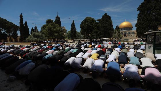 عشرات الآلاف يؤدون صلاة الجمعة في المسجد الأقصى المبارك