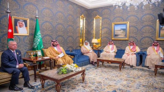 الملك يلتقي محمد بن سلمان على هامش القمة العربية
