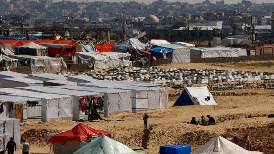 Displaced Palestinians, who fled their houses due to Israeli strikes, take shelter in a tent camp, amid the ongoing conflict between Israel and the Palestinian Islamist group Hamas, at the border with Egypt, in Rafah in the southern Gaza Strip, February 8, 2024. REUTERS/Ibraheem Abu Mustafa