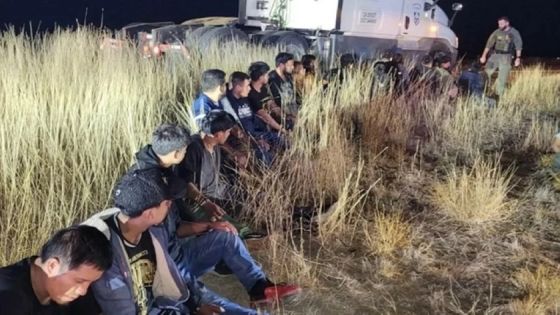 العثور على 23 مهاجرا مختبئين في شاحنة على الحدود الأميركية المكسيكية