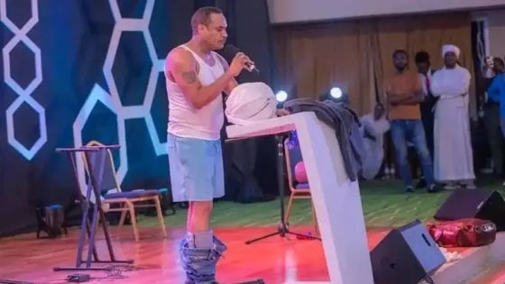 فنان سوداني ينزع ثيابه في عرض مسرحي حاشد