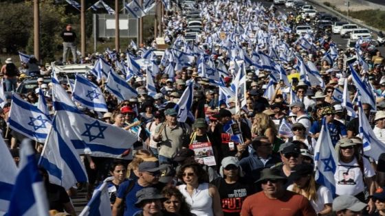 تراشق تصريحات بين مسؤولي الكيان بعد دعس متظاهرين في تل أبيب