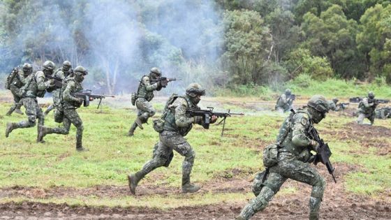 TOPSHOT - Soldiers stage an attack during an annual drill at the a military base in the eastern city of Hualien on January 30, 2018.
Taiwanese troops staged live-fire exercises January 30 to simulate fending off an attempted invasion, as the island's main threat China steps up pressure on President Tsai Ing-Wen. / AFP PHOTO / Mandy CHENG (Photo credit should read MANDY CHENG/AFP via Getty Images)