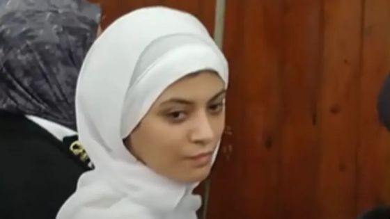 ابتسامة لقاتلة صديقتها في مصر أثناء صدور الحكم بإعدامها تثير الجدل