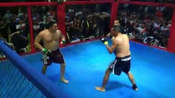 شاهدوا : برازيليان يلجآن لحلبة الملاكمة لتسوية خلافاتهما السياسية