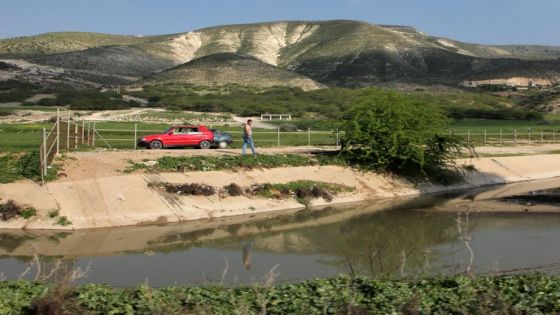 A general view shows a stretch of the King Abdullah Canal near the Jordanian border town of Shuna Shamalia (North Shuna), some four kilometres from the Wadi al-Arab Dam on March 12, 2018. Israel and Jordan have long pursued a common goal to stop the Dead Sea from shrinking while slating their common need of drinking water: a pipeline from the Red Sea some 200 kilometres away. Geopolitical tensions have stalled efforts to break ground on the ambitious project for years, but the end of the latest diplomatic spat has backers hoping a final accord may now be in sight. (Photo by AHMAD ABDO / AFP)