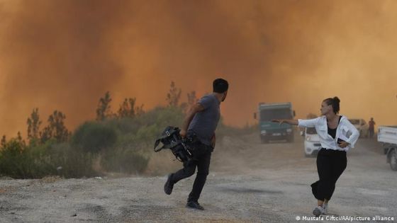 الدخان يتصاعد في سماء العاصمة اليونانية وفرق الإطفاء التركية تواجه النيران في 6 مدن