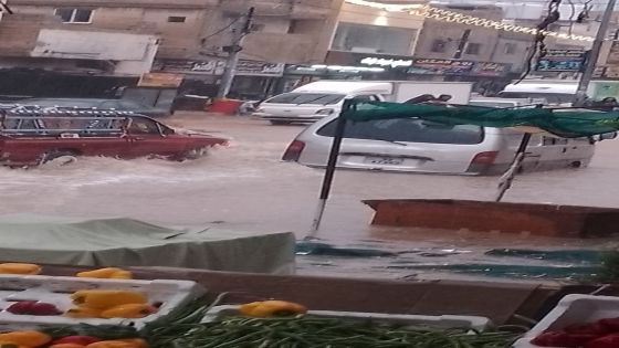 مياه الأمطار تداهم محال ومنازل في منطقة السوق بالبقعة