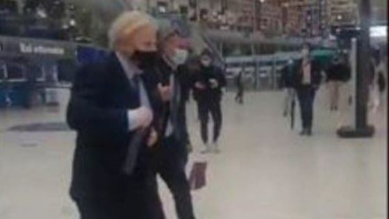 رئيس وزراء بريطانيا “بوريس جونسون” يركض حتى لا يفوته القطار