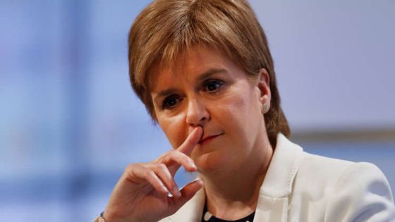 رئيسة وزراء اسكتلندا تعتذر للشعب وتبكي … بسبب نزعها الكمامه