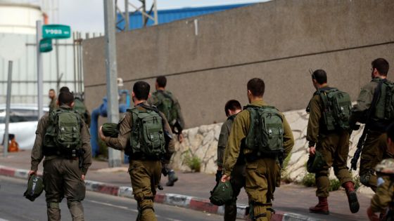 شاهدوا : جندي إسرائيلي يسرق علبة سجائر من متجر فلسطيني