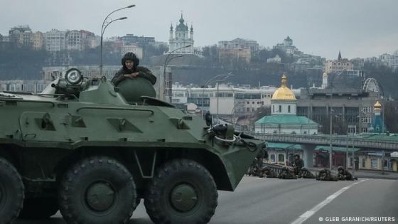 الرئيس الاوكراني يرفض الخروج من كييف بعد عروض من الببت الابيض … وهجمات روسية من محاور عدة على العاصمة