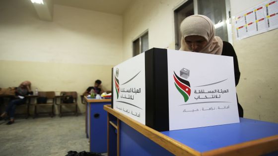 AMMAN, JORDAN - SEPTEMBER 20: Jordanian people vote at a polling station during the parliamentary elections in Amman, Jordan on September 20, 2016. (Photo by Salah Malkawi/Anadolu Agency/Getty Images)